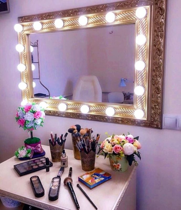 Фотография настенного гримерного зеркала для ванной комнаты в золотой раме лепнина 1000х700мм 18 ламп за 27650 руб от CARAVELLA На MakeupMirror.ru