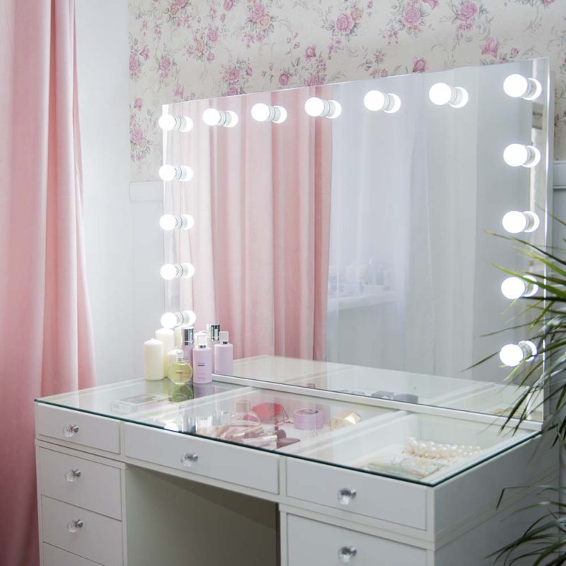 Зеркало-полка с подсветкой в ванную комнату